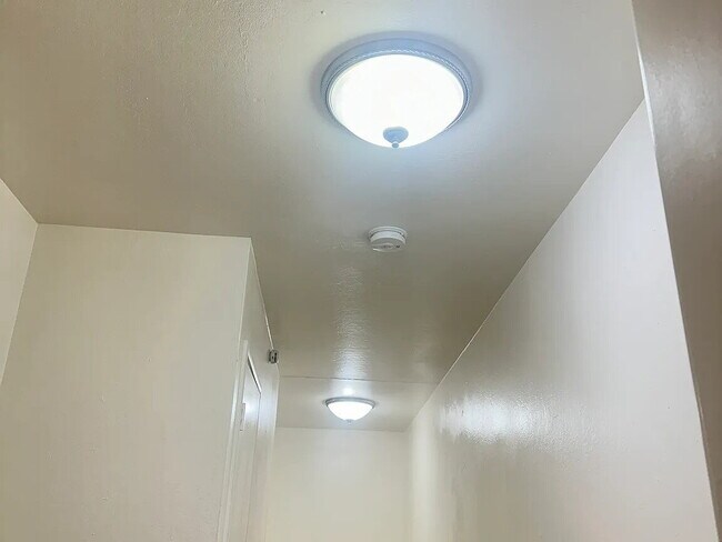 Foto del edificio - Fresh interior paint, new lighting fixtures, large living room, hall with laundry hook ups.