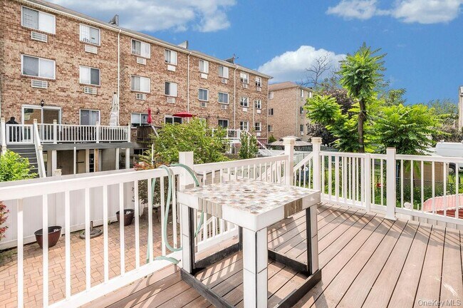 Foto del edificio - 268 Emerson Ave