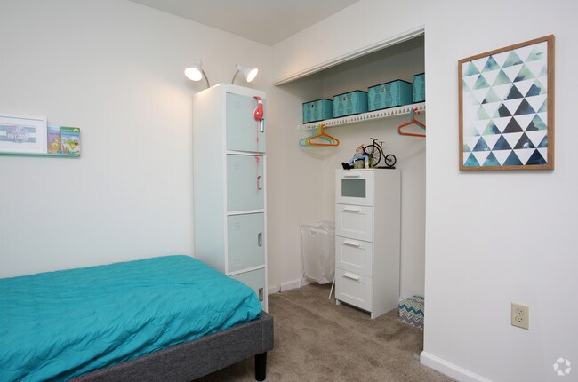 2BR, 1.5BA - 917 SF - Park East Apartments