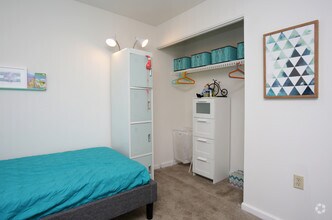 2BR, 1.5BA - 917 SF - Park East Apartments
