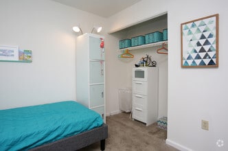 2BR, 1.5BA - 917 SF - Park East Apartments