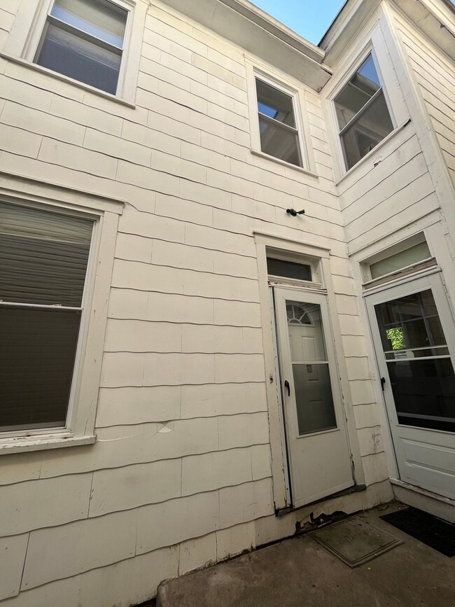Building Photo - 2106 Lawn Ave