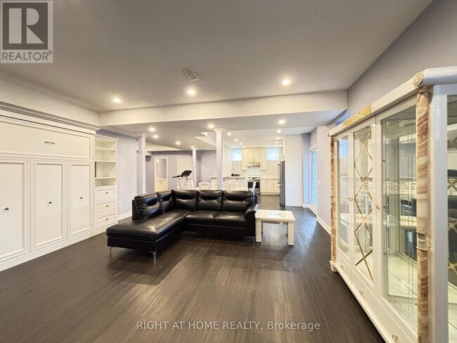 Building Photo - 33 Heintzman Cres