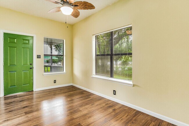 Building Photo - Downtown Home with Convenient Access