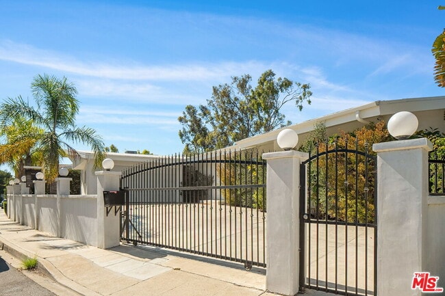 Building Photo - 1641 Tower Grove Dr