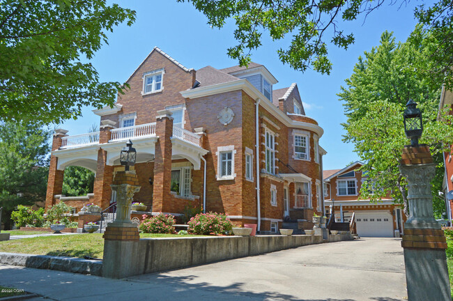 Building Photo - 106 N Pennsylvania St