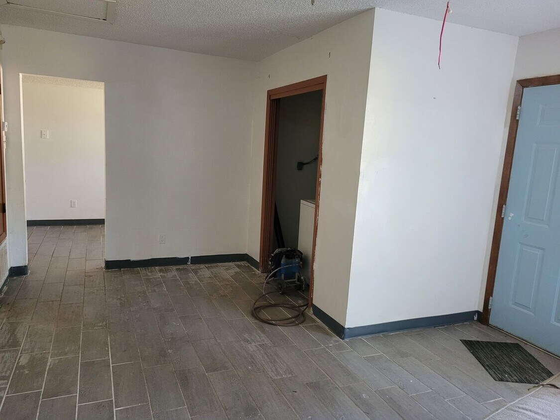 Building Photo - 4 Bedroom Single Family Home in Pensacola