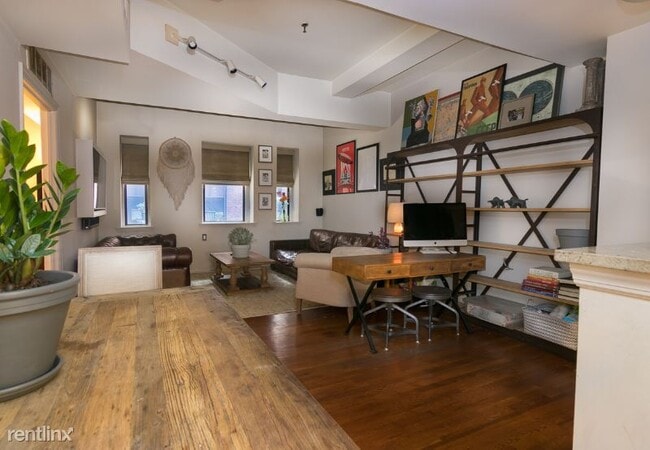 Building Photo - 227 Christopher Columbus Dr