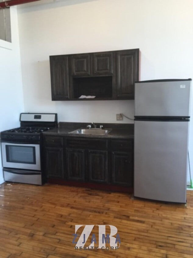 Building Photo - 385 Troutman St