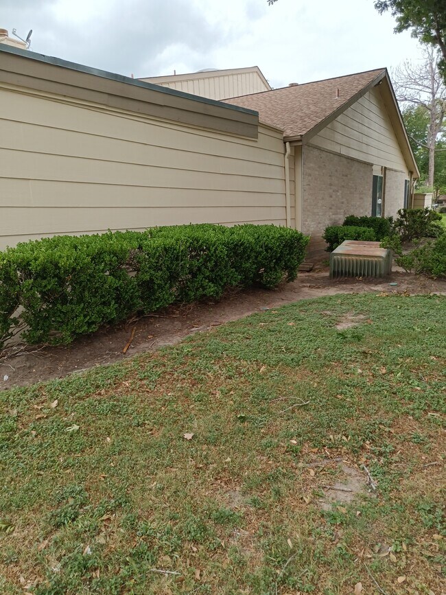 Esta es una hermosa propiedad recientemente renovada. Está en una excelente ubicación en el corredor petrolero de Houston. - 2932 Meadowgrass Ln