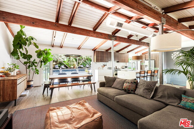 Foto del edificio - 5513 Tuxedo Terrace