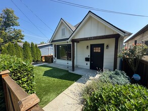 Building Photo - 418 20th Ave