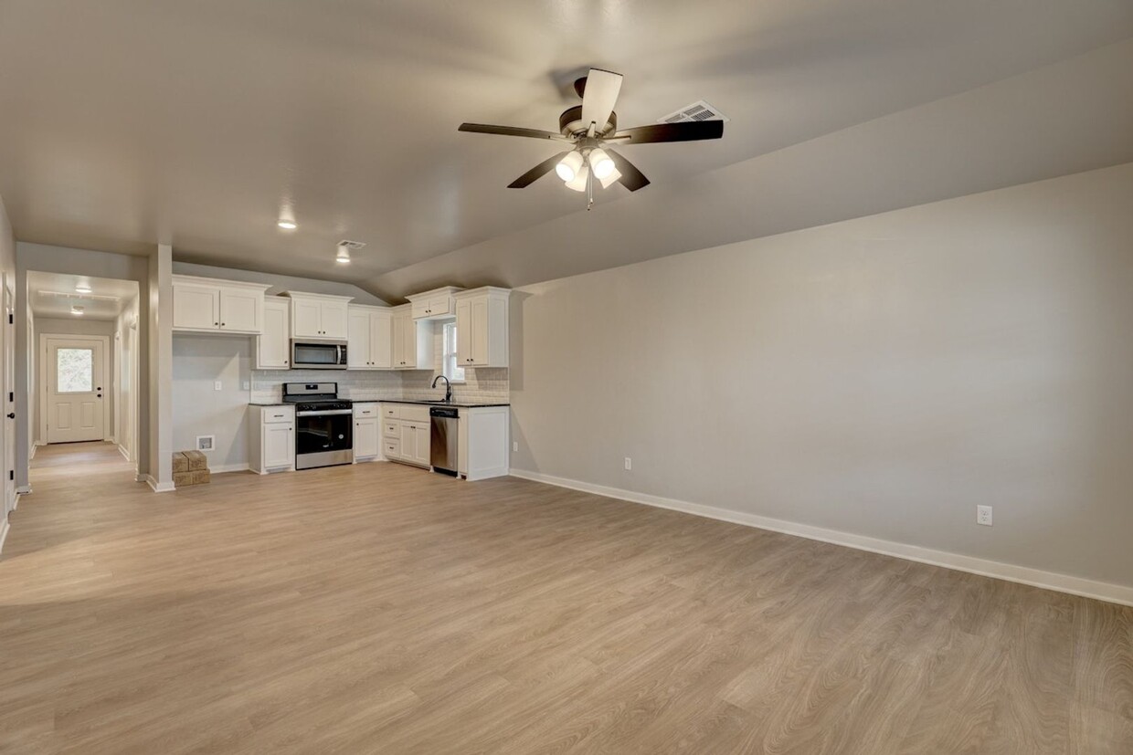 Foto principal - Brand New Duplex For Lease! 609 Juniper!