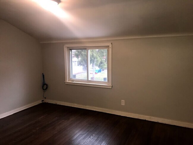 Foto del edificio - 2 Bedroom / 1 Bath Townhome + Garage -- Be...
