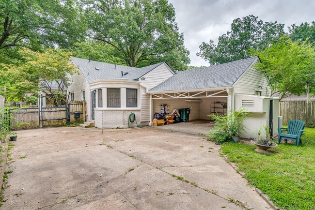 Building Photo - Beautiful Chickasaw Gardens Home!