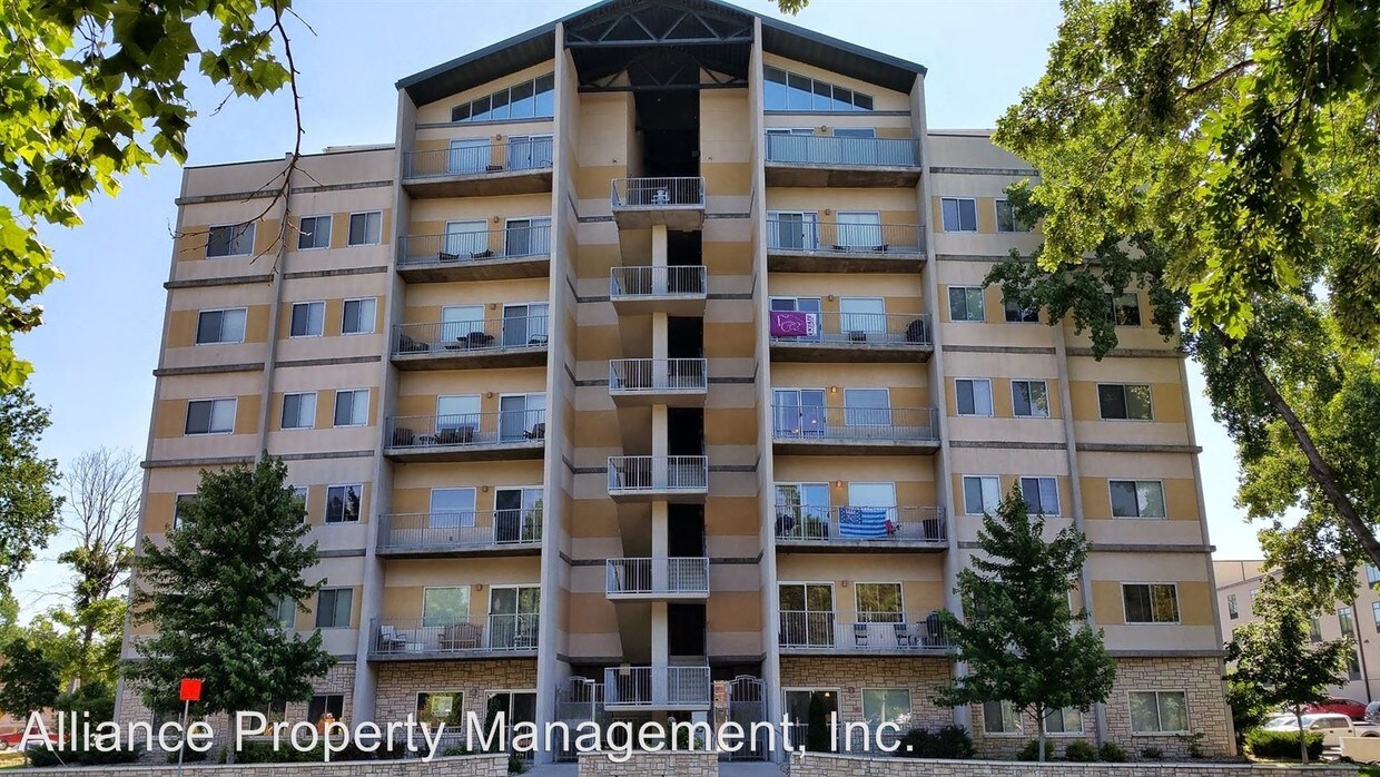 Primary Photo - 820 N Manhattan Ave