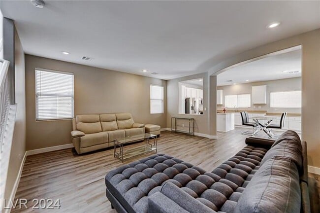 Building Photo - Gorgeous Updated Home w/ Open Floor Plan & New Upgrades