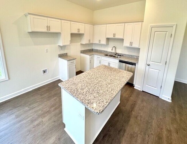 Foto del edificio - Now Leasing a 5-Bedroom 3 Bath Home In Oakland