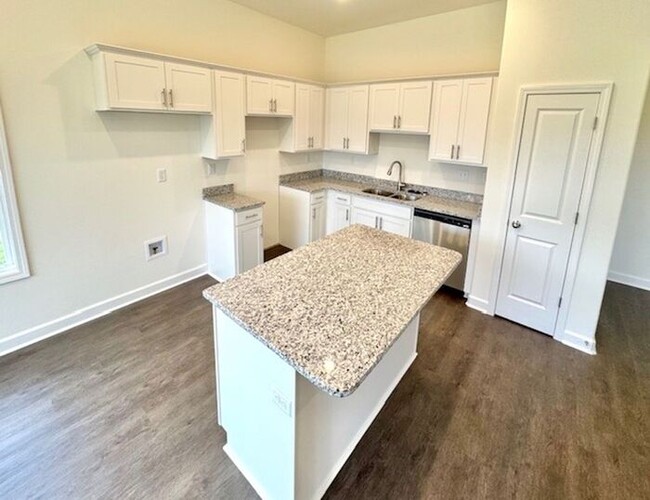 Foto del edificio - Now Leasing a Brand New 5-Bedroom 3 Bath H...