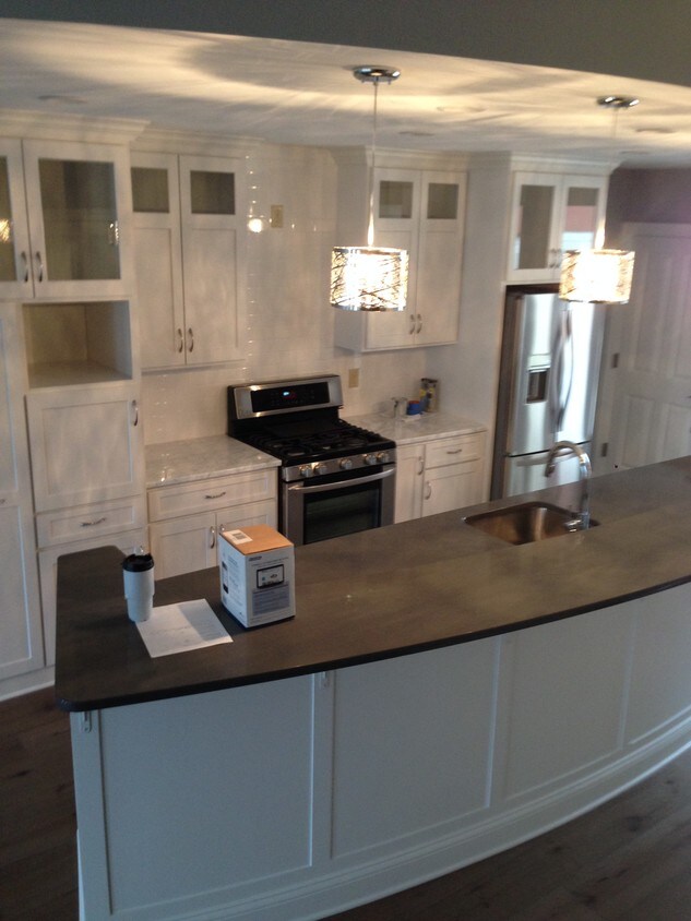 Full size kitchen with bar - 101 N Walnut St