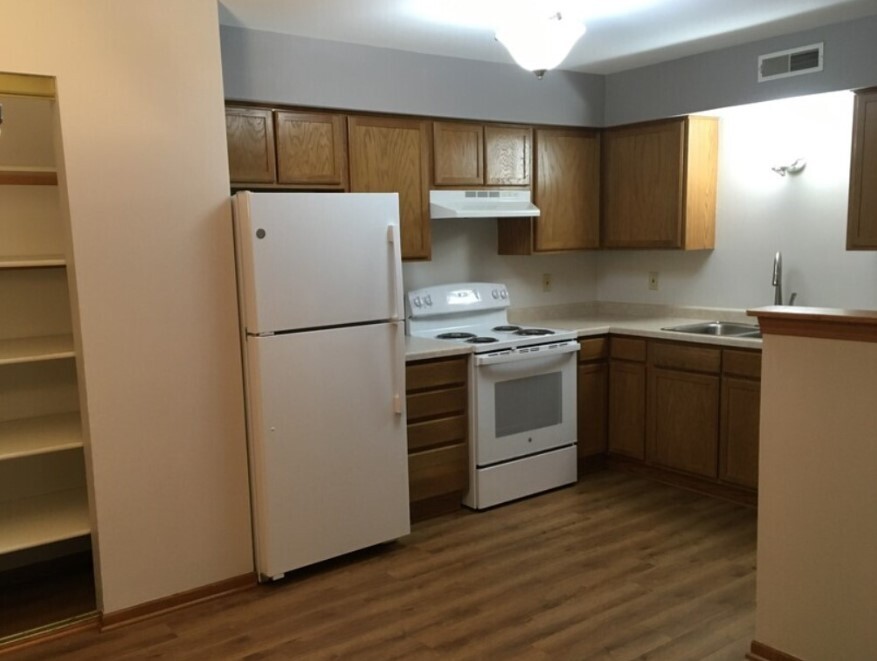 Kitchen fill dishwasher, refrig, oven/stove, disposal - 135 W Oak Leaf Dr