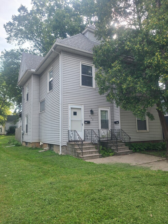 Building Photo - 212 11th Ave