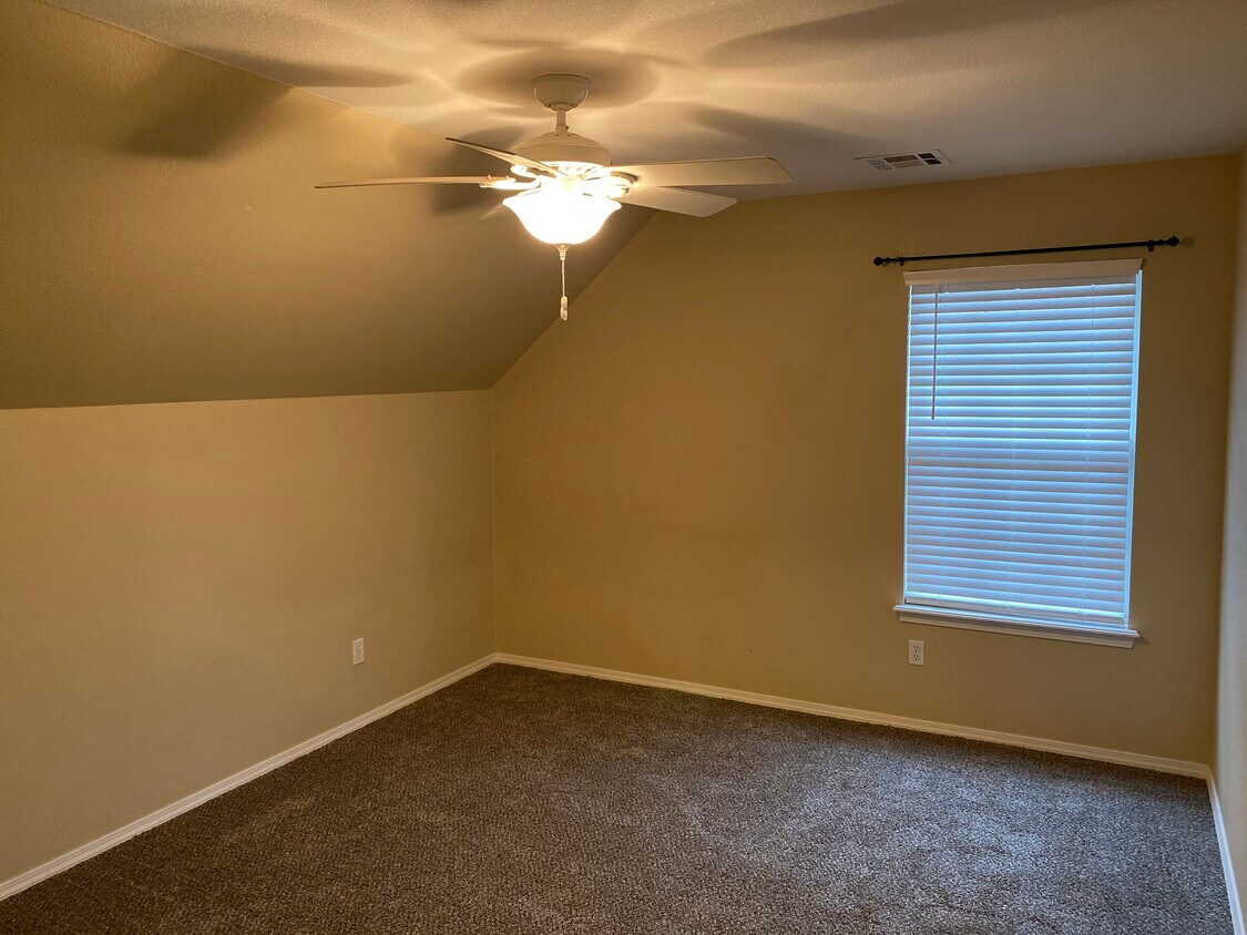 Room 1 - 11304 S Locust Ave