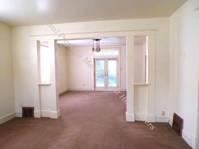Building Photo - House For Rent