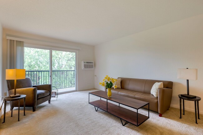 Living Room - Laurels - Willow Hill Apartments