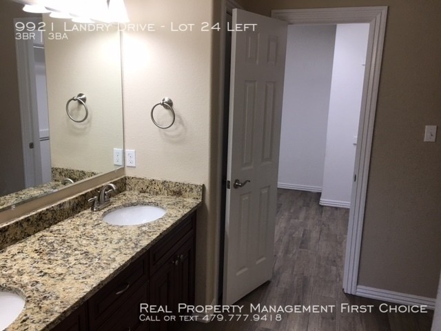 Building Photo - 3 BED 2.5 BATH TOWNHOME IN CHAFFEE CROSSING