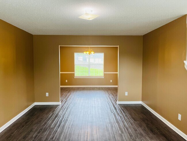 Building Photo - Welcome home to this stunning 5 bedroom 3 ...