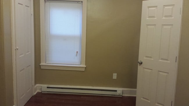 Dormitorio 3 - 1215 W 4th St