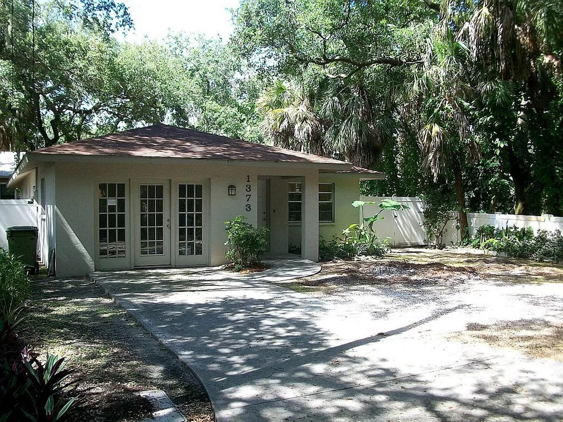 Primary Photo - 4/2 Home conveniently located in Sarasota ...