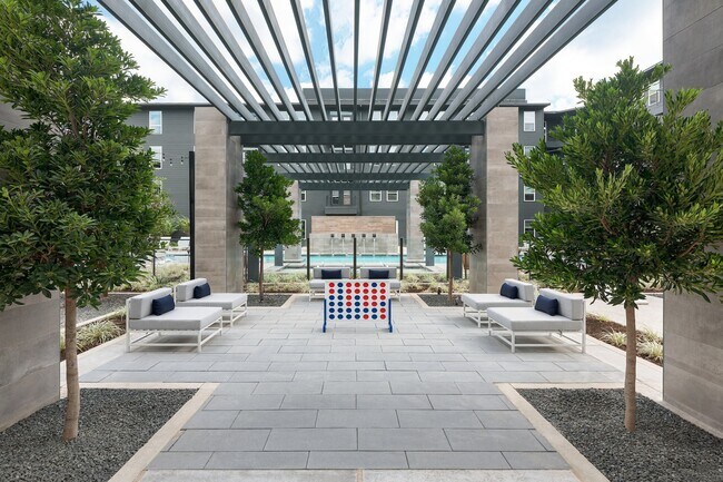 Relájese con amigos en nuestro patio con piscina y asientos tipo lounge. - Windsor South Congress
