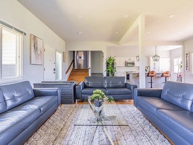 Building Photo - Spacious 8-Bedroom and 4 bathroom House – ...