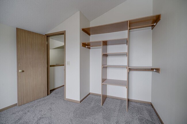 Foto del edificio - 5 bedroom 2 Bathroom 4 level townhome