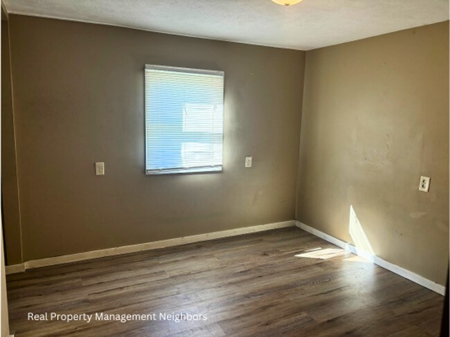 Foto del edificio - Large and Sunny 4 Bed 1 Bath Home Availiab...