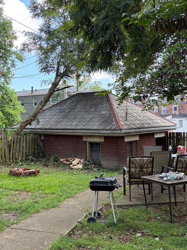 patio trasero - 77 E Northwood Ave