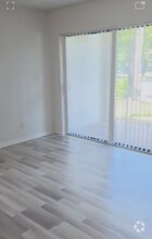 Building Photo - 560 S Park Rd