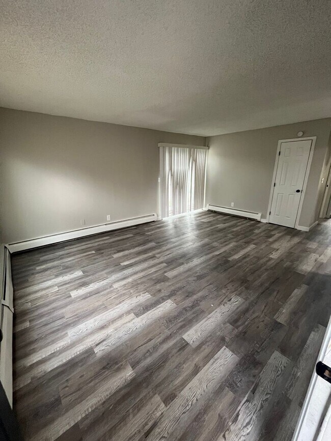 Building Photo - 2 bedroom 1 bath FULLY renovated upstairs ...