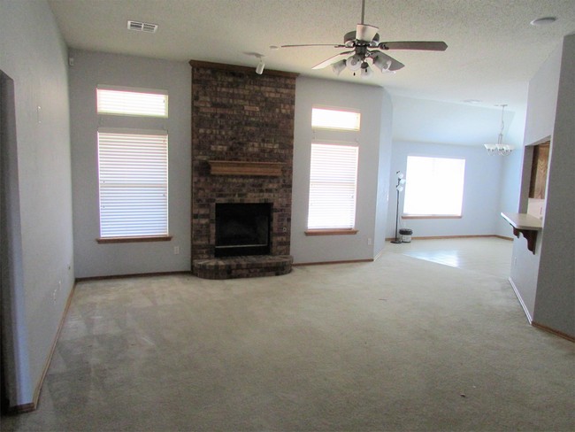 Building Photo - 8805 Woodbend Dr