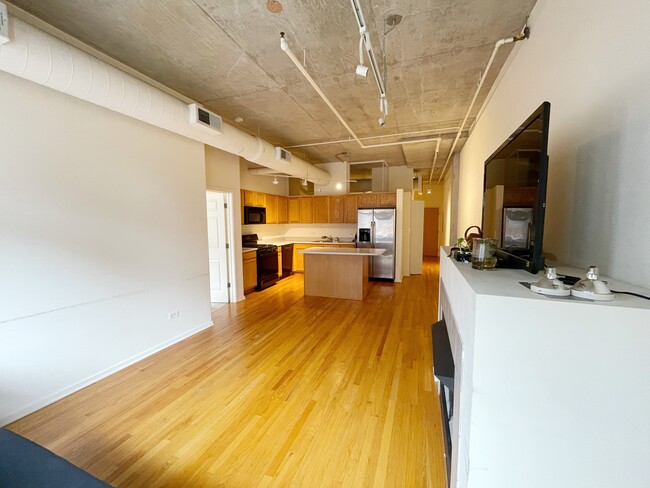 Building Photo - 933 W Van Buren St