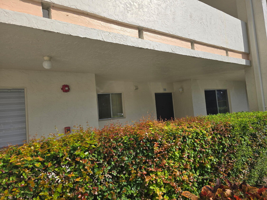 Primary Photo - 3186 Via Poinciana