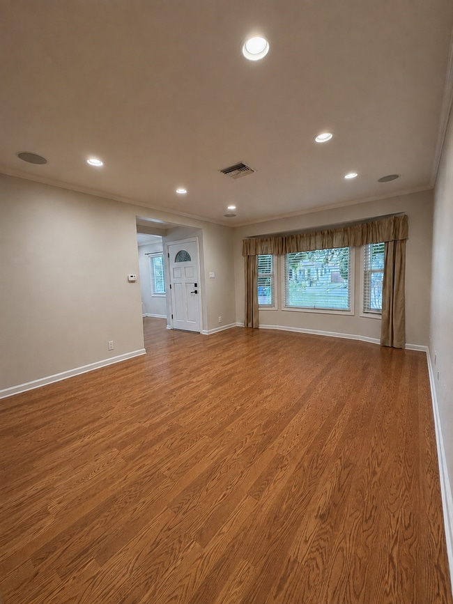 Foto del edificio - East Long Beach 3 bedroom 2 bath w/ bonus room