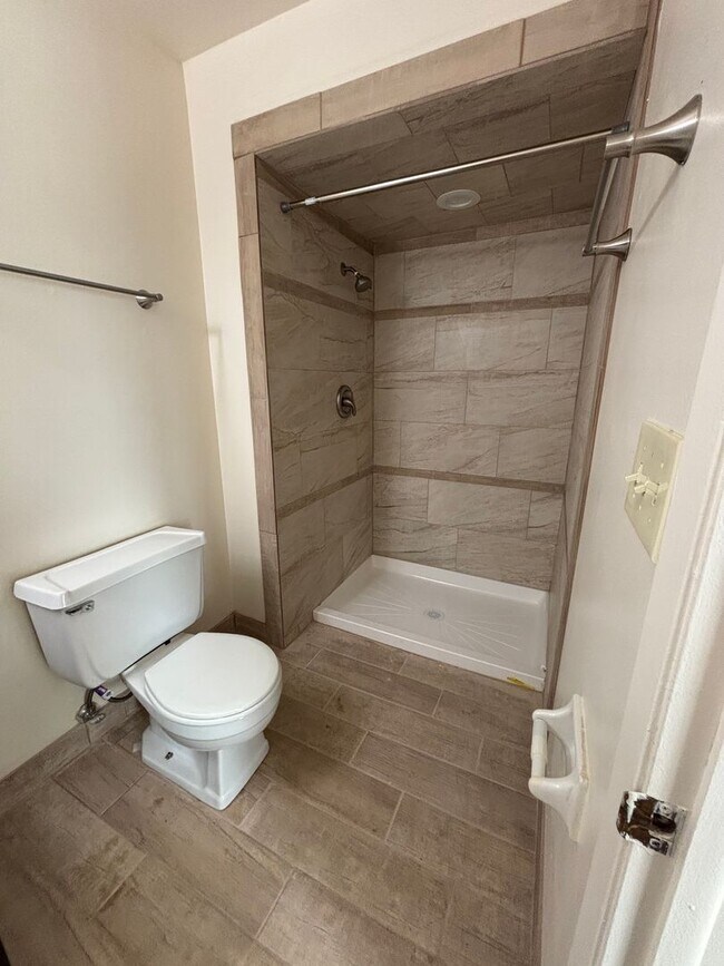 Building Photo - 3 Bedroom 2 1/2 Bath Townhome
