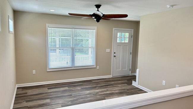 Open, airy floor plan with large window & ceiling fan - 907 Old Vinton Mill Rd NE