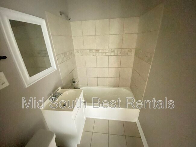 Building Photo - 772 Dallas St