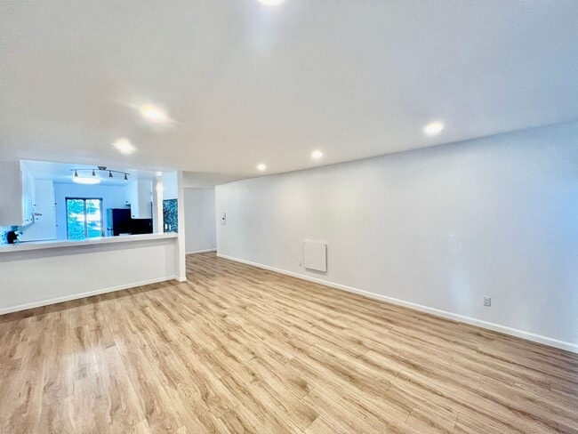 Building Photo - Stunning 3B/2BA Condo w/ private balcony a...