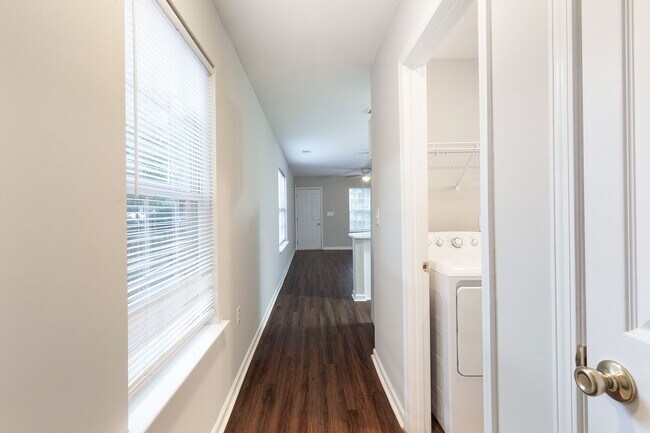 Foto del edificio - 3bd/2.5 ba Duplex Unit w/ Garage in Ideal ...