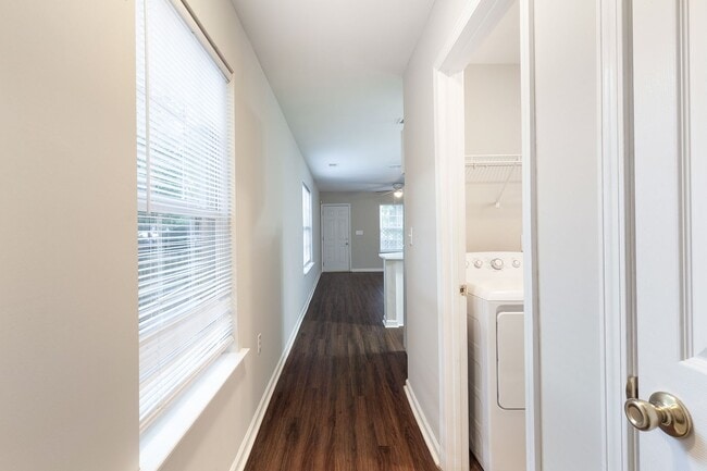 Building Photo - 3bd/2ba Duplex Unit w/ Garage in Ideal Loc...